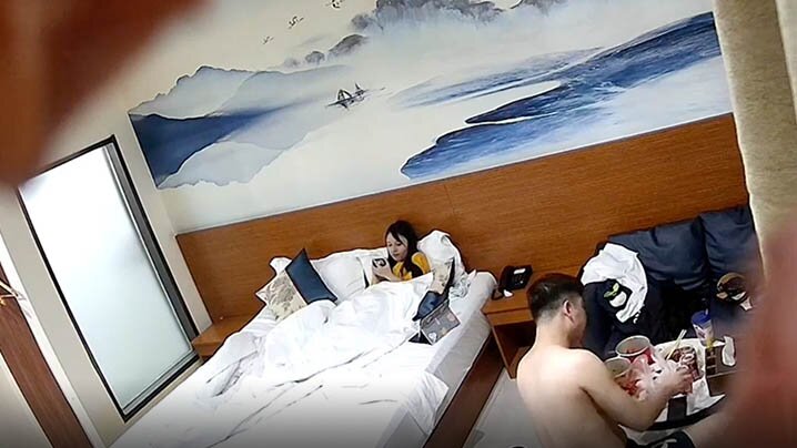 酒店偷拍：小龙虾诱奸打工妹，爆操干到杀猪嚎叫内射 —