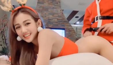 高颜值女神圣诞节收到礼物后被圣诞老人用鸡巴后入口爆射嘴里 — 2023
