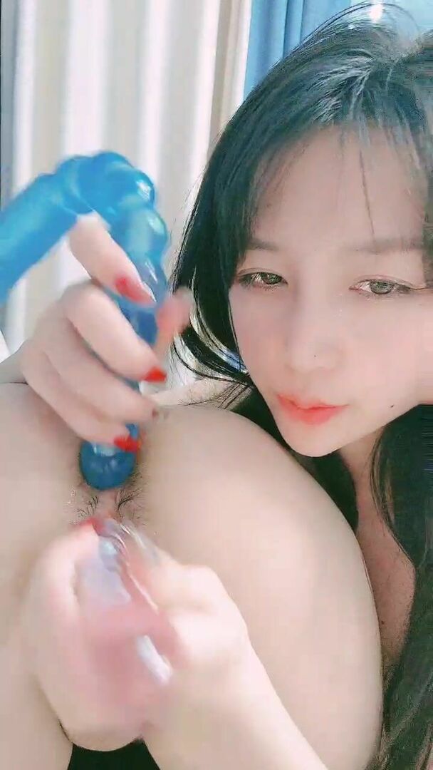 清纯00后冷艳美少女，和闺蜜一起双人秀，水晶棒拉珠双洞齐插，小小年纪玩的开，女同秀互舔骚逼，爸爸好痒啊，马桶上扣穴喷尿 — 2022